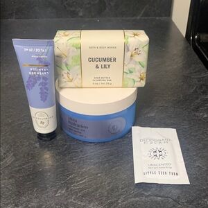 Bath & Body Works Cucumber & Lily Cleansing Bar with Floral Design